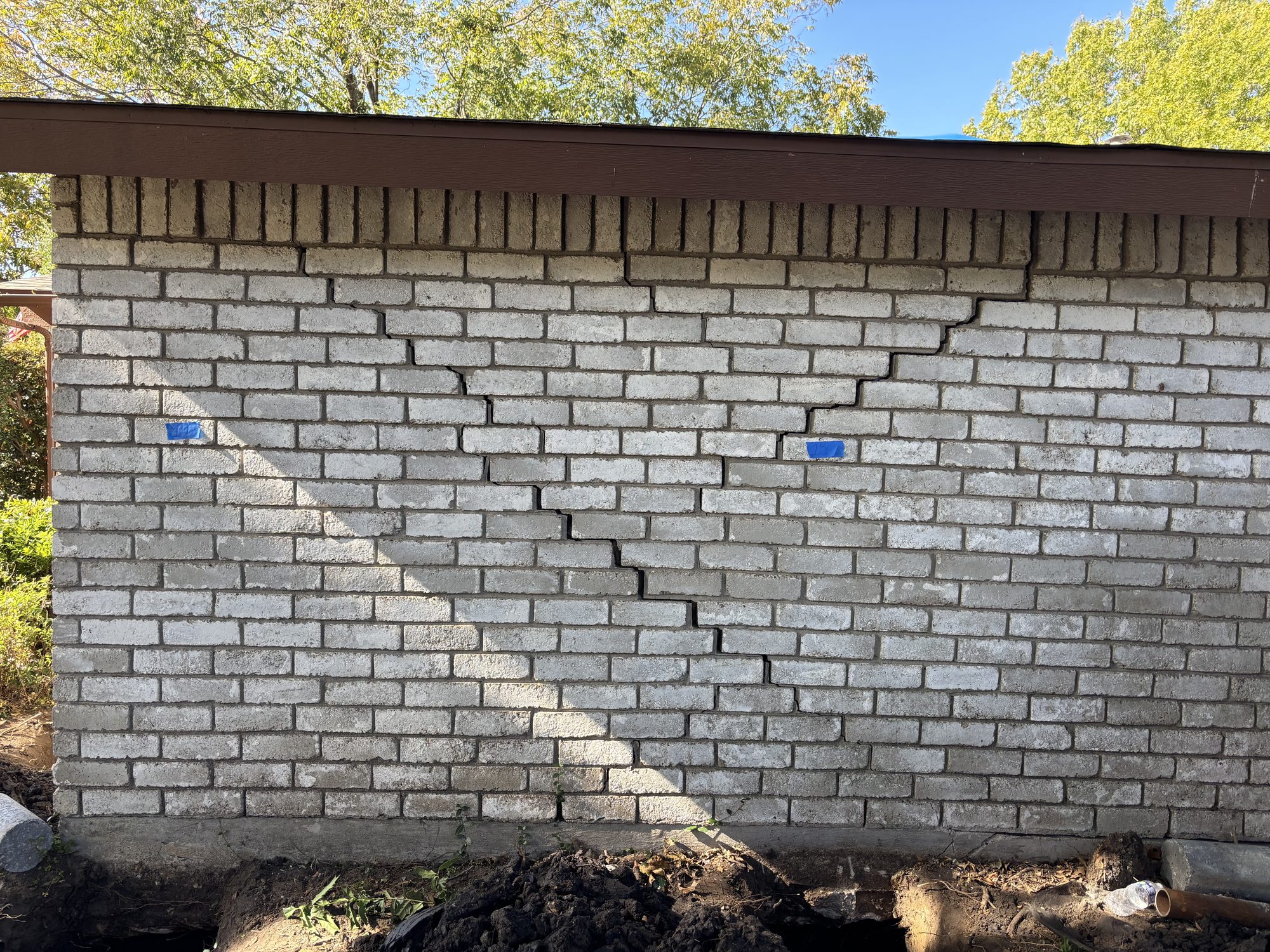 Brick stairstep crack, Imperial Foundation Repair job site in North Texas