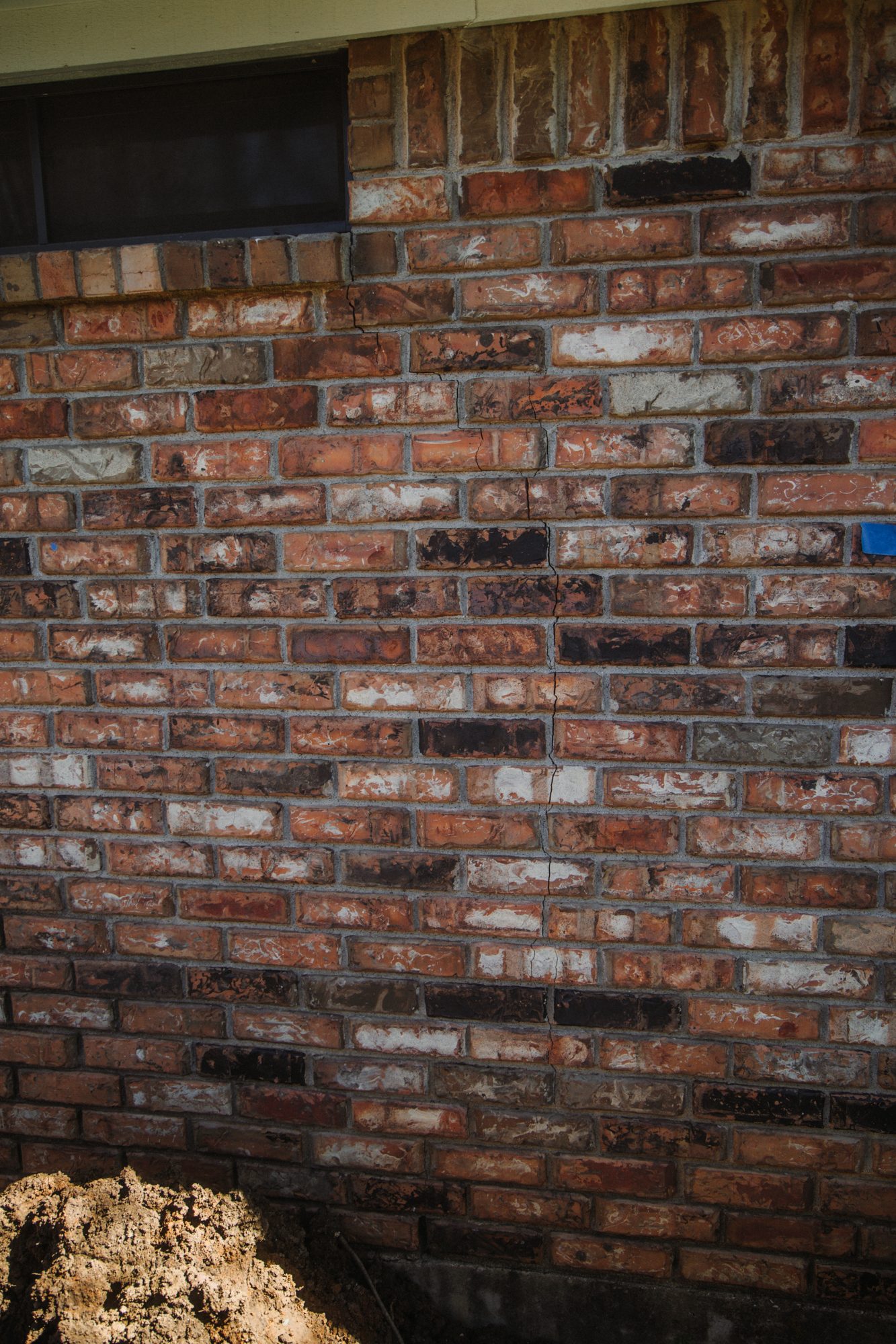 Brick crack with marker, Imperial Foundation Repair job site in North Texas